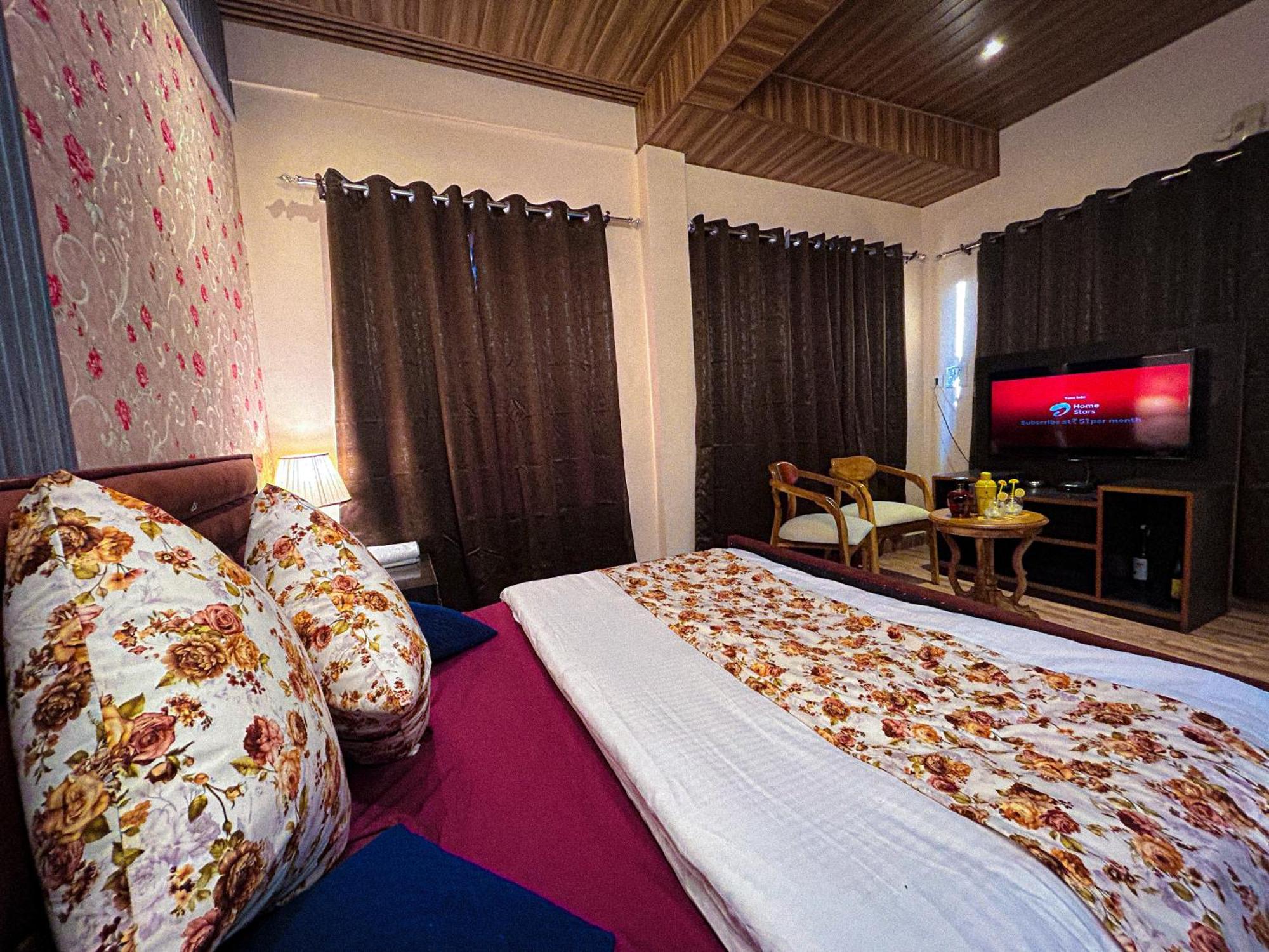 Vanshika Homes Near Mall Road Homestay *