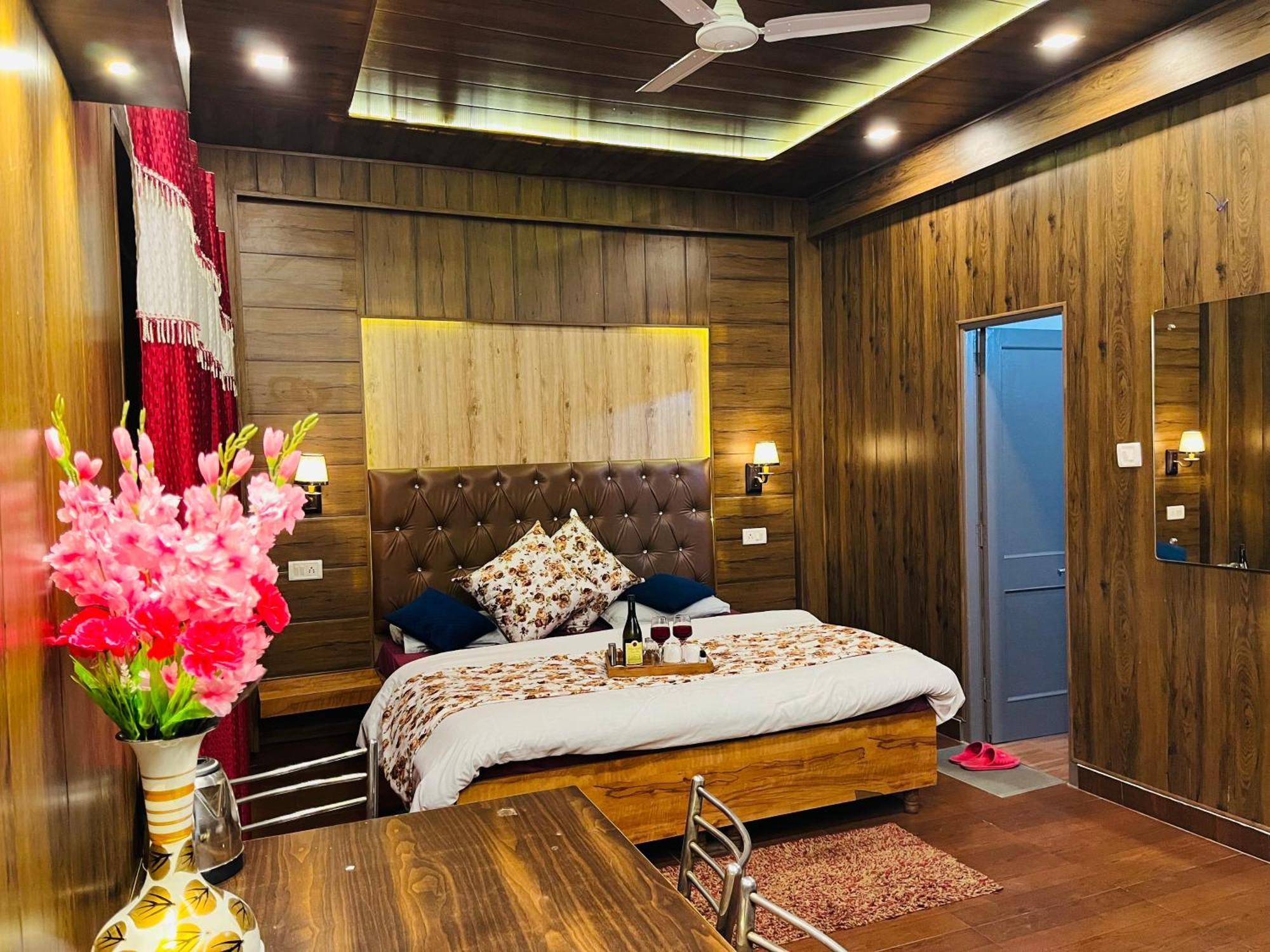 Vanshika Homes Near Mall Road * Kasauli