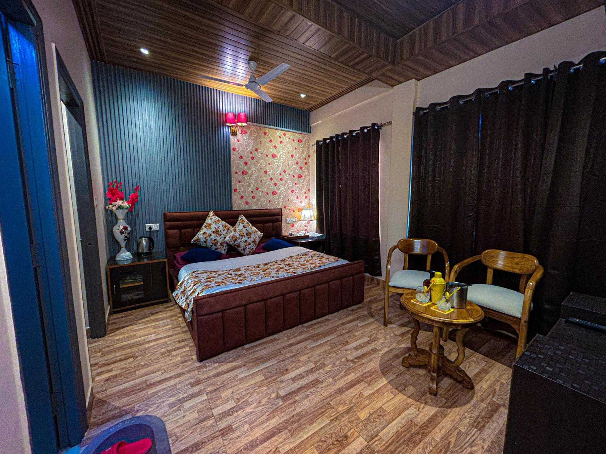Vanshika Homes Near Mall Road Homestay
