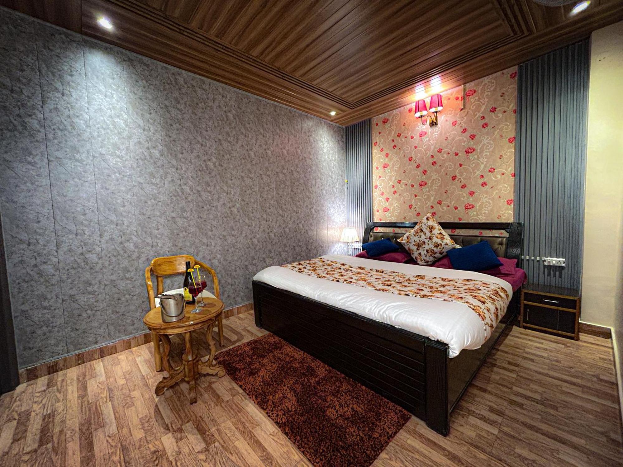 Vanshika Homes Near Mall Road *