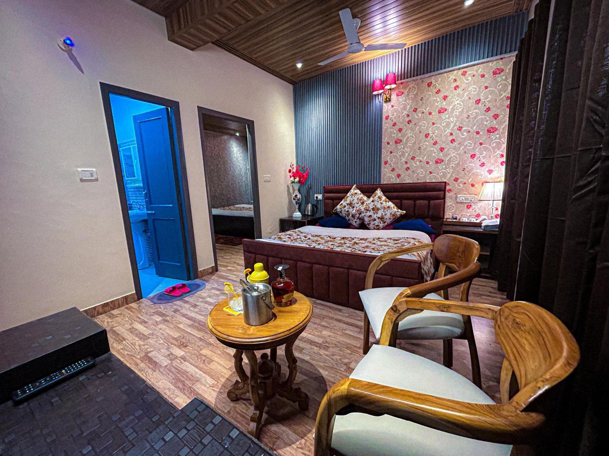 Vanshika Homes Near Mall Road Homestay *